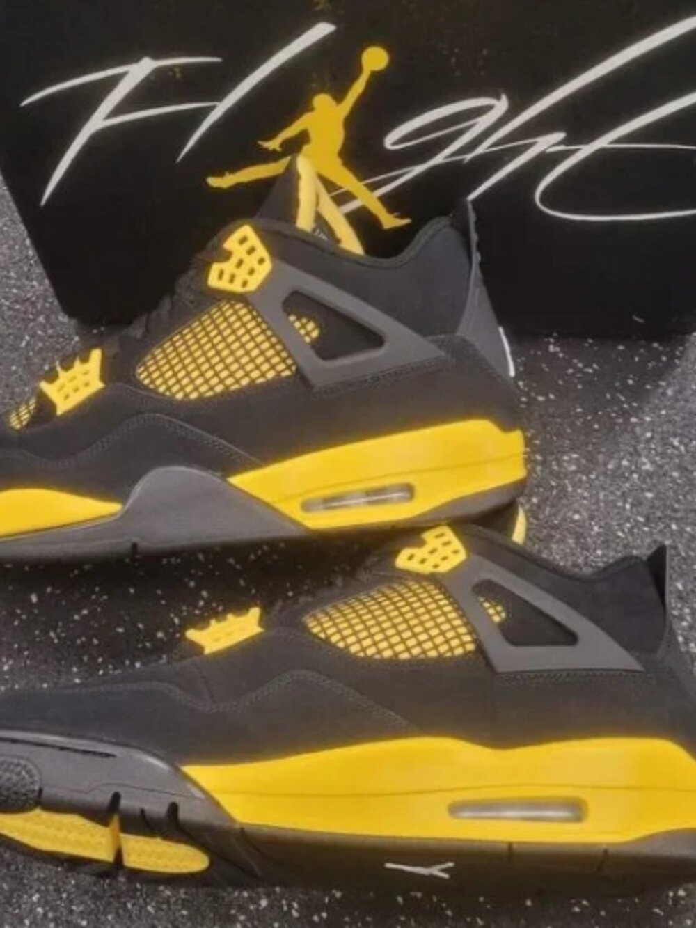 Nike Air Jordan 4 Retro Thunder 2023 - Picture 2 of 8